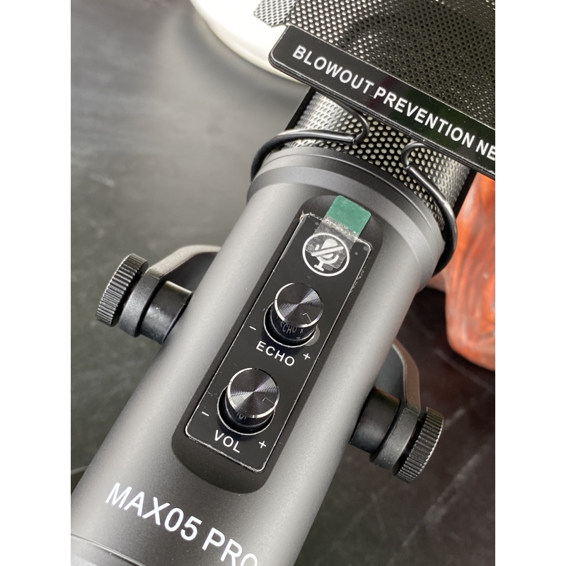 Micro MAX05 PRO, Micro thu âm tích hợp đèn RGB