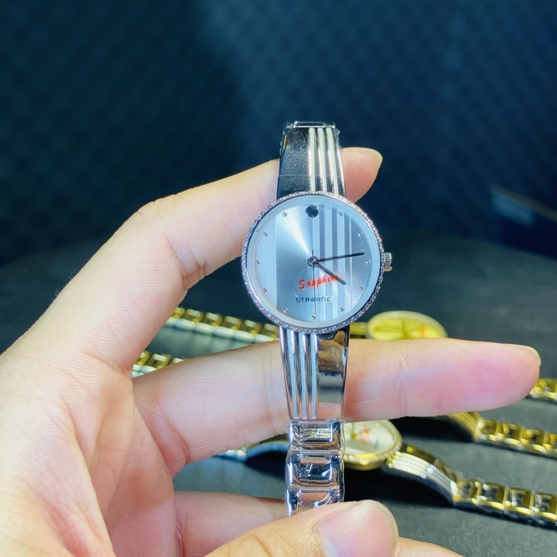 Đồng hồ Sunrise 9925SA không chỉ là một mẫu đồng hồ thời trang nổi bật trong năm 2024, mà còn là biểu tượng của sự kỳ diệu trong thiết kế và chất lượng bền bỉ.